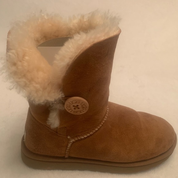 UGG Bailey Button II. Size: US 8. Color: Chestnut. - Picture 4 of 8